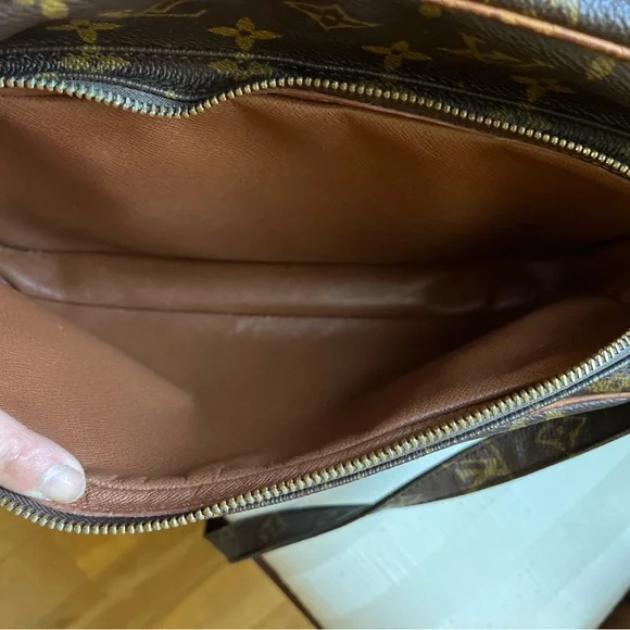 100% Authentic Louis Vuitton Vintage Monogram Canvas Nile Messenger Bag - Picture 15 of 16